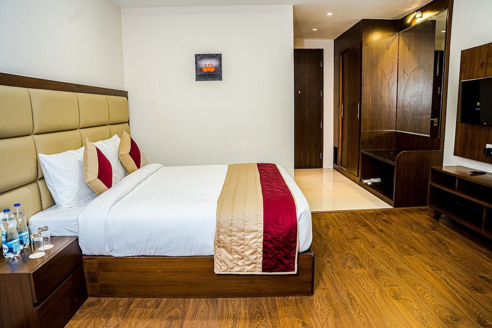 Superior Room, 1 King Bed, Non Smoking - Photo 5