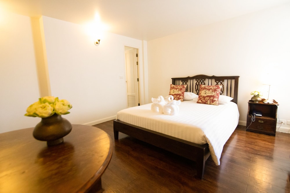 Deluxe Room, 1 Queen Bed photo 3