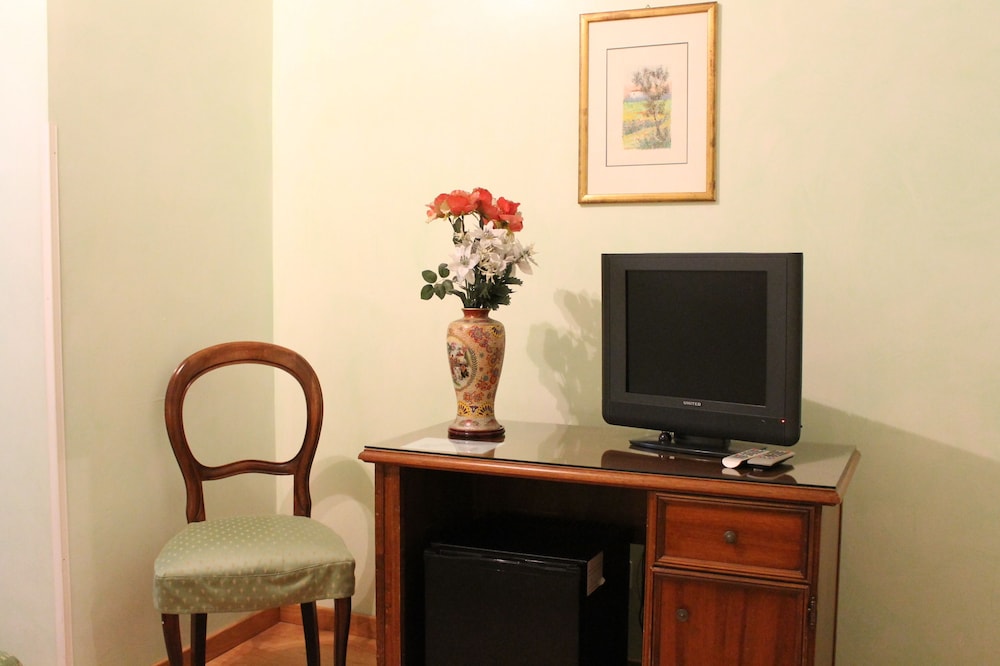 Economy Room thumbnail 5