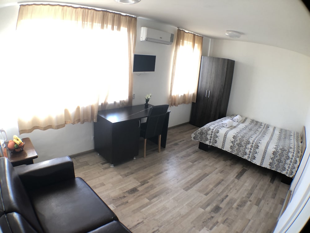 Basic Double Room, 1 Queen Bed with Sofa bed, Non Smoking, City View photo 3