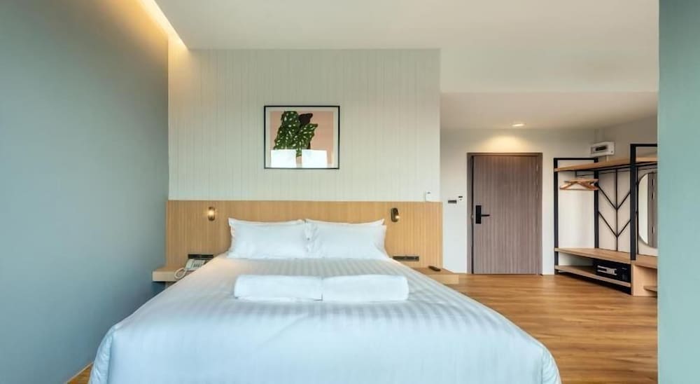 Deluxe Room, 1 Queen Bed, Non Smoking photo 1