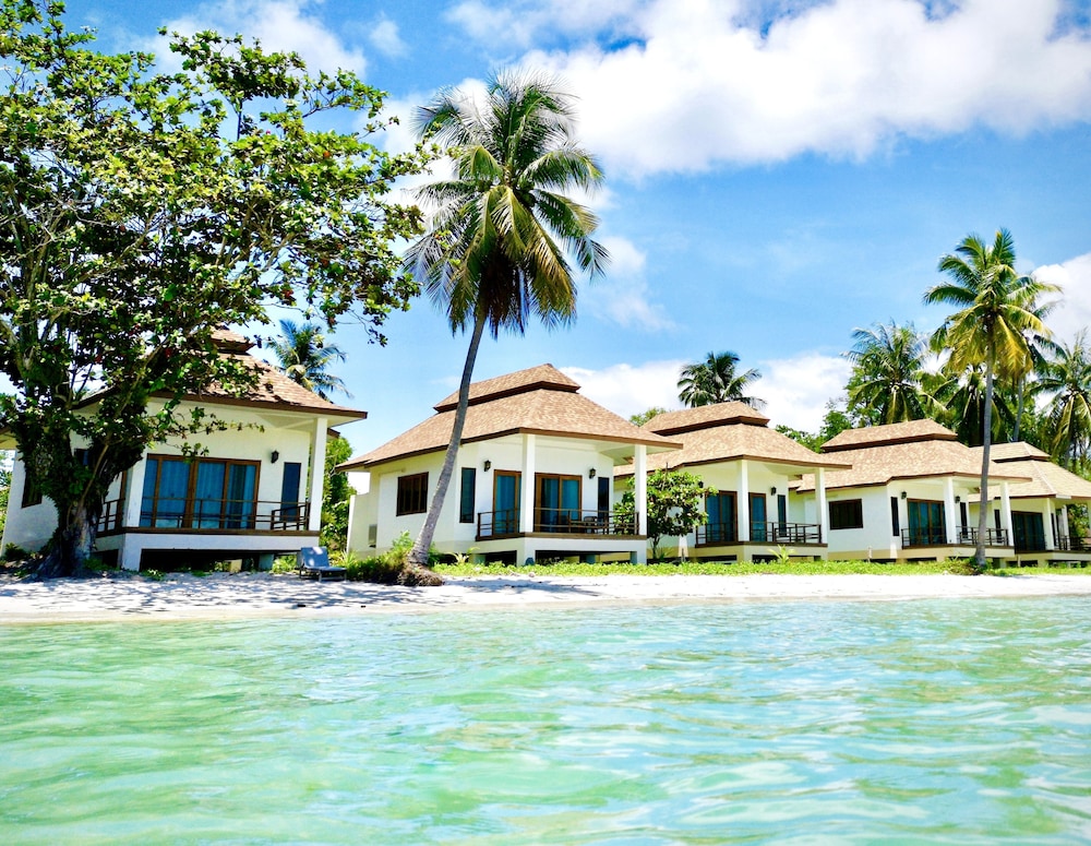 Beachfront Bungalow photo 2