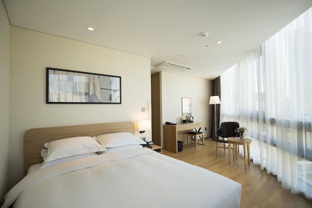 Standard Room, 1 Queen Bed, City View