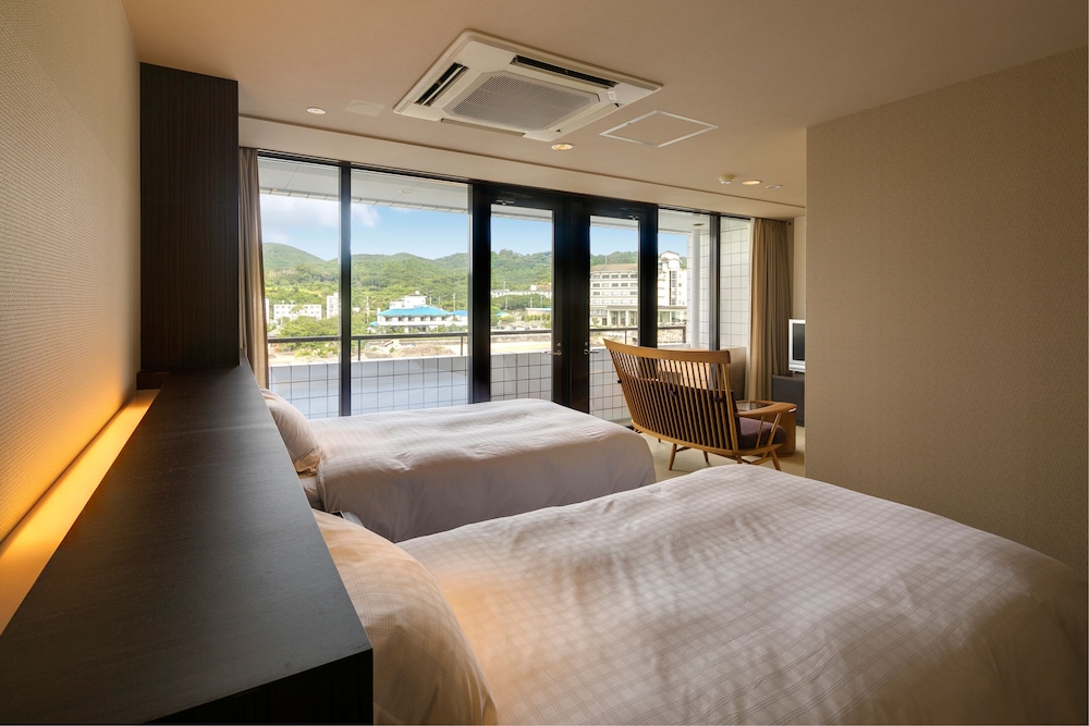 Twin Room, Smoking photo 1