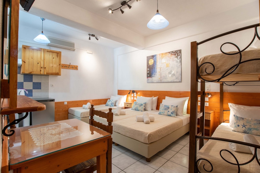 Family Room (5 person, Semi basement, shared veranda)