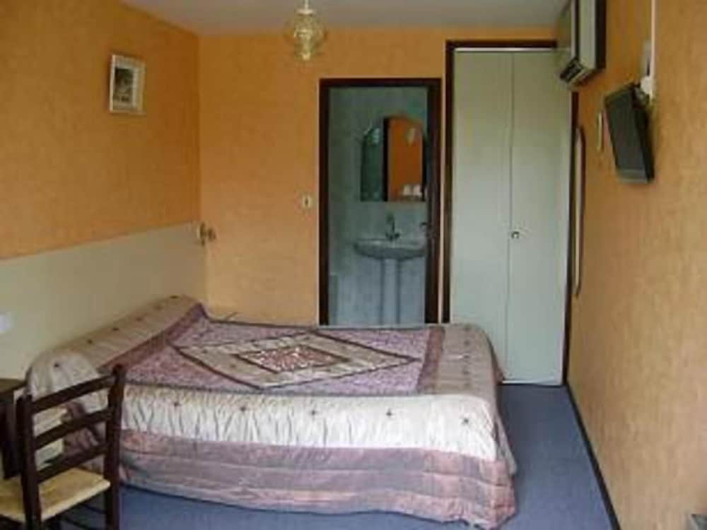 Standard Double Room (Bathroom) photo 1