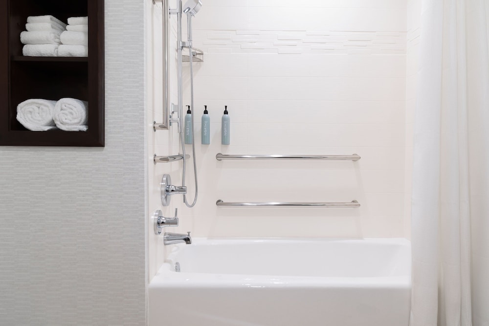 One Bedroom Wellness Suite with tub photo 2