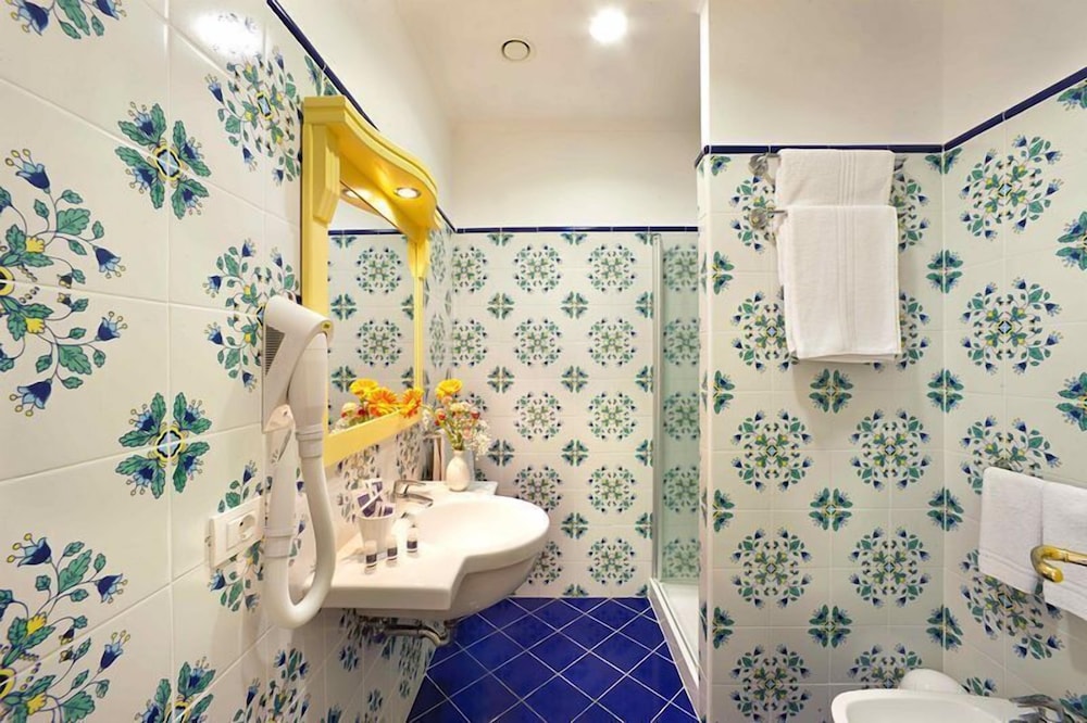 Classic Double or Twin Room - Photo 8