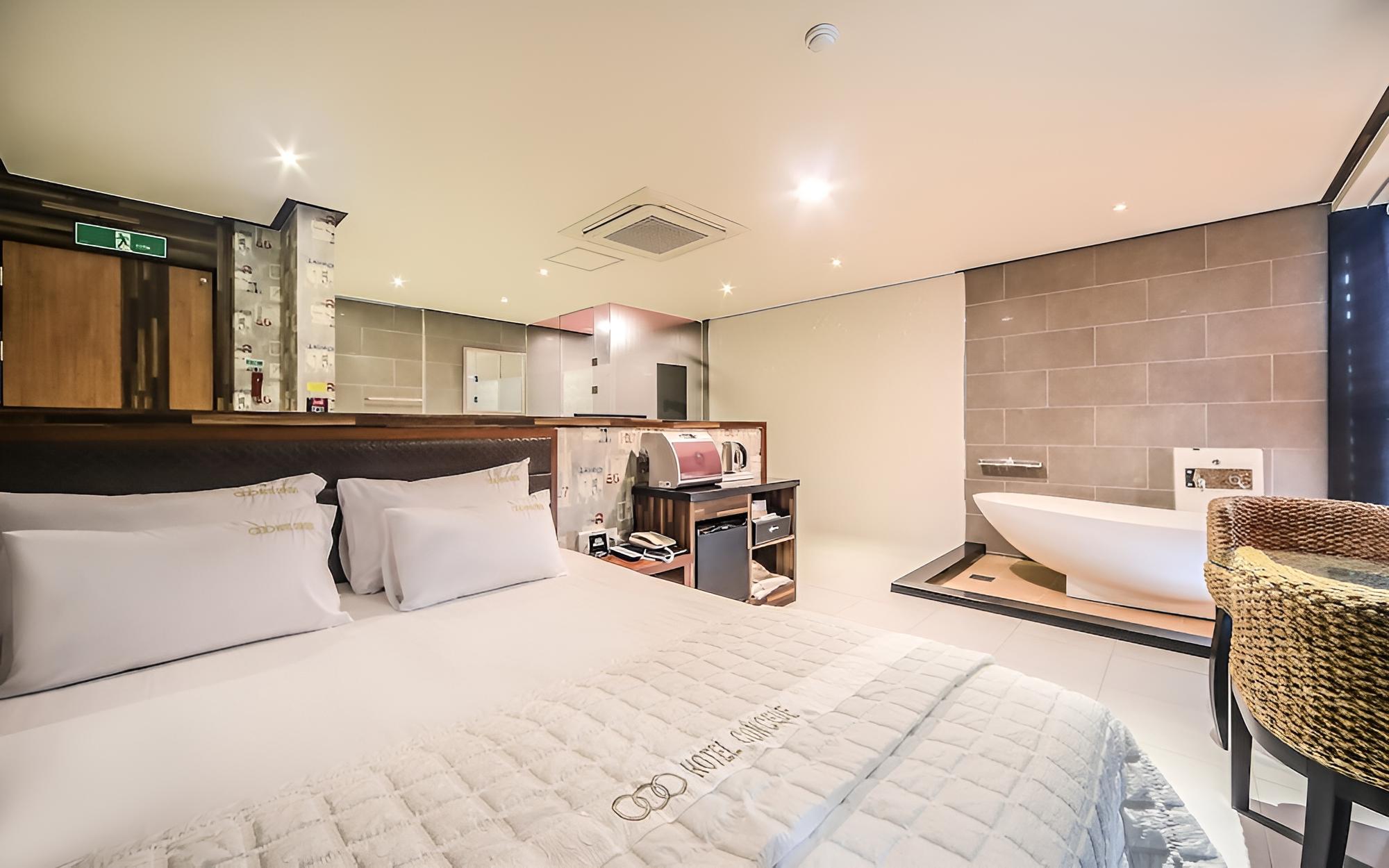 Room (VIP European Ocean View) - Photo 15