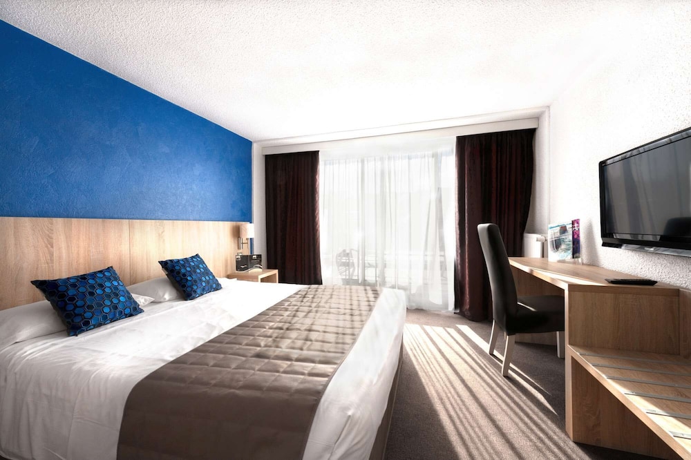 Comfort Triple Room, 1 Queen Bed with Sofa bed, Balcony, Sea View - Photo 2