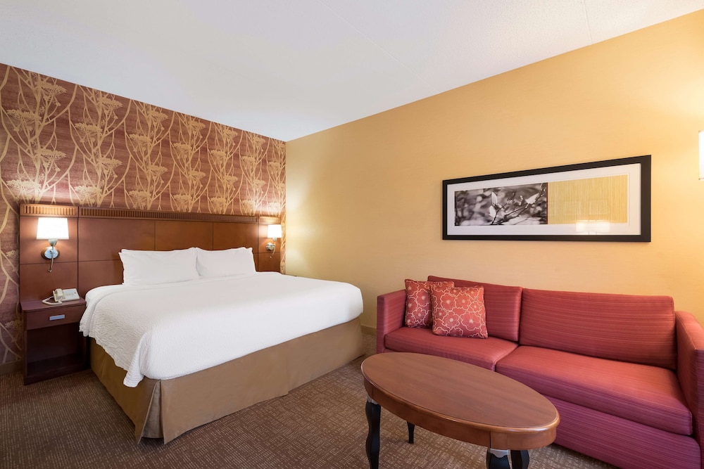 Deluxe Room, 1 King Bed with Sofa bed photo 3