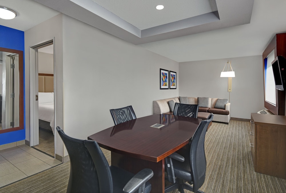 Suite, 1 King Bed, Accessible (Communication, Roll-In Shower) - Photo 2