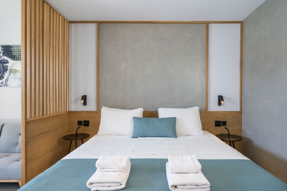 Deluxe Double Room - Photo 9