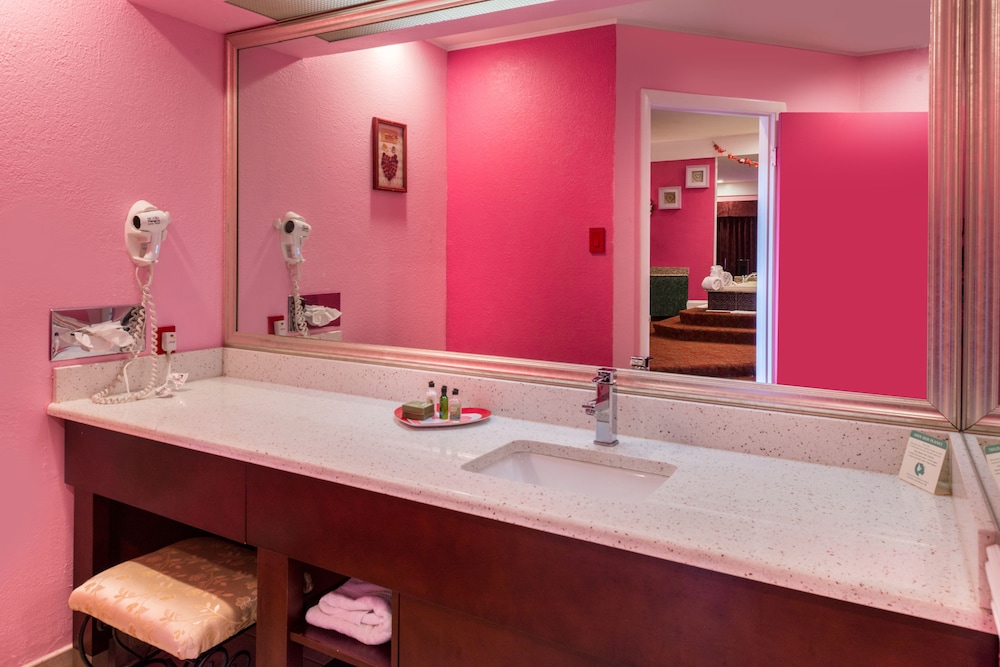 Red Romantic Theme Suite with Round Bed, Jetted Tub & Fireplace - Photo 2