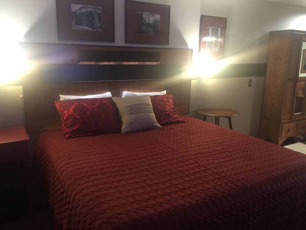 Standard Suite, 1 King Bed, Non Smoking, Jetted Tub photo 3