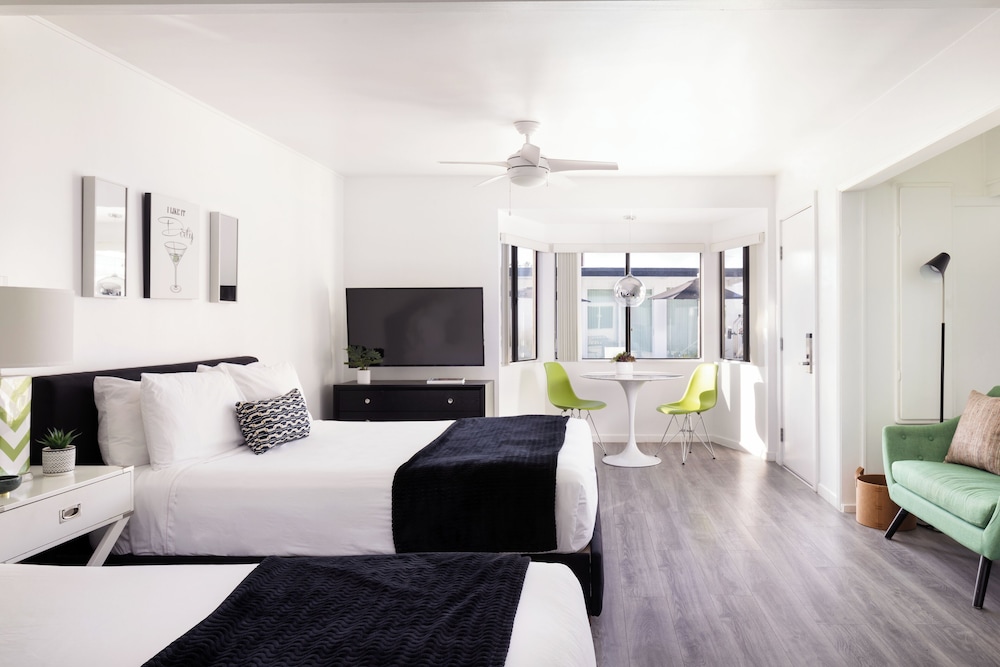 Deluxe Double Room, 1 King and 1 Queen photo 1