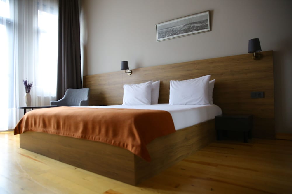 Deluxe Room, 1 Queen Bed, Non Smoking, Balcony photo 2