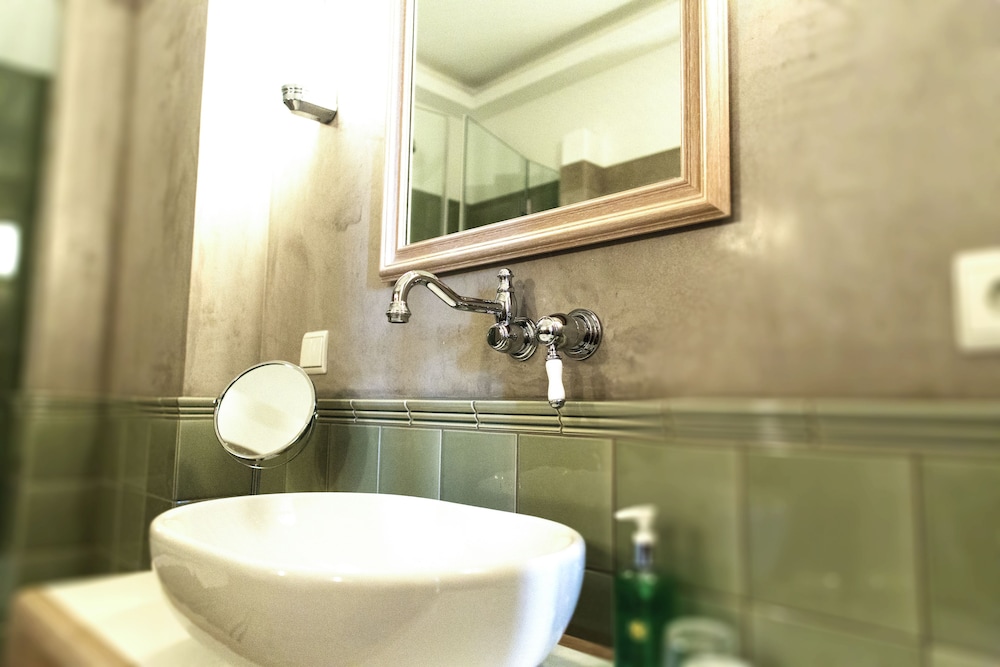 Palais Double Room thumbnail 5