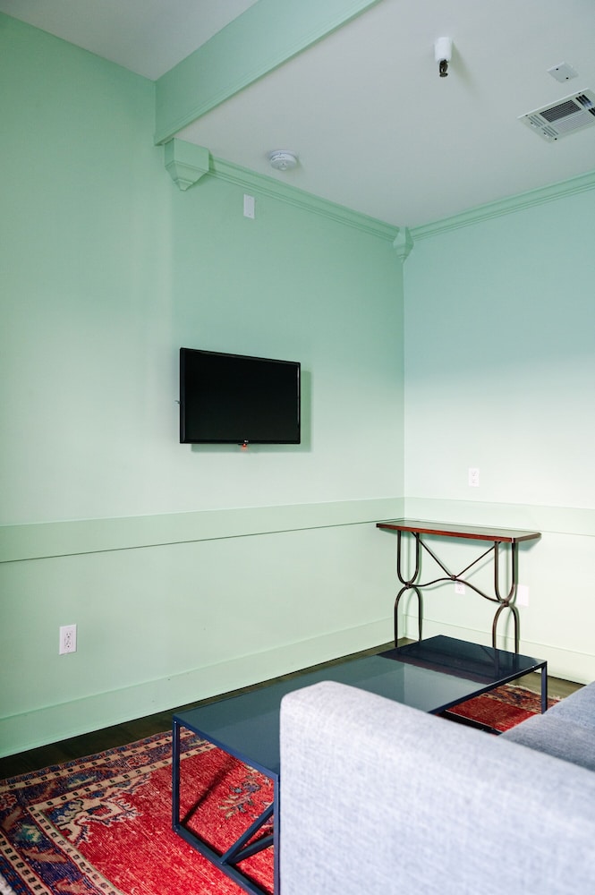 Double Queen Suite (24/7 Front Desk) - Photo 10