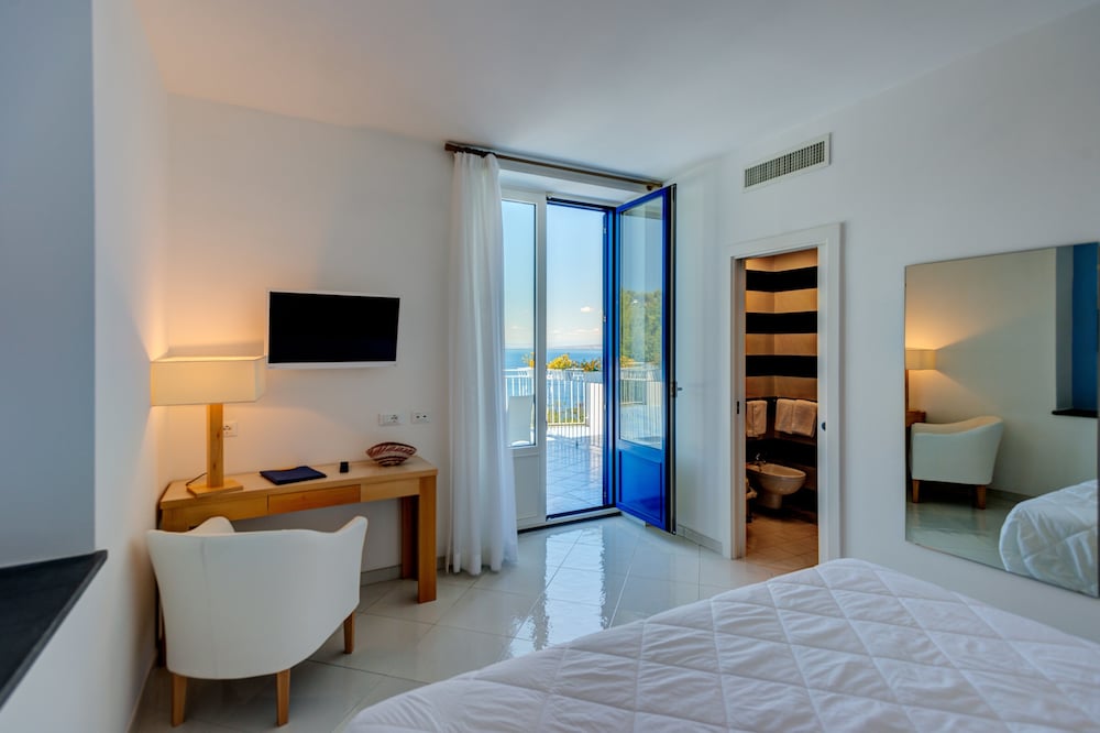 Premium Room, 1 King Bed, Hot Tub, Sea View