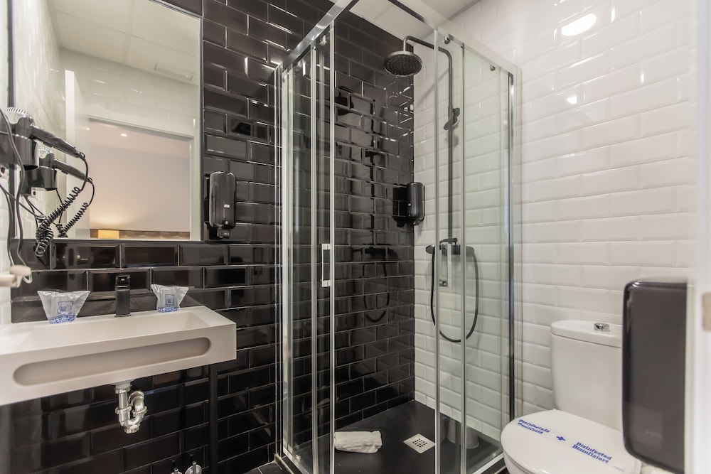 Standard Double Room with Free Airport Shuttle - Photo 18