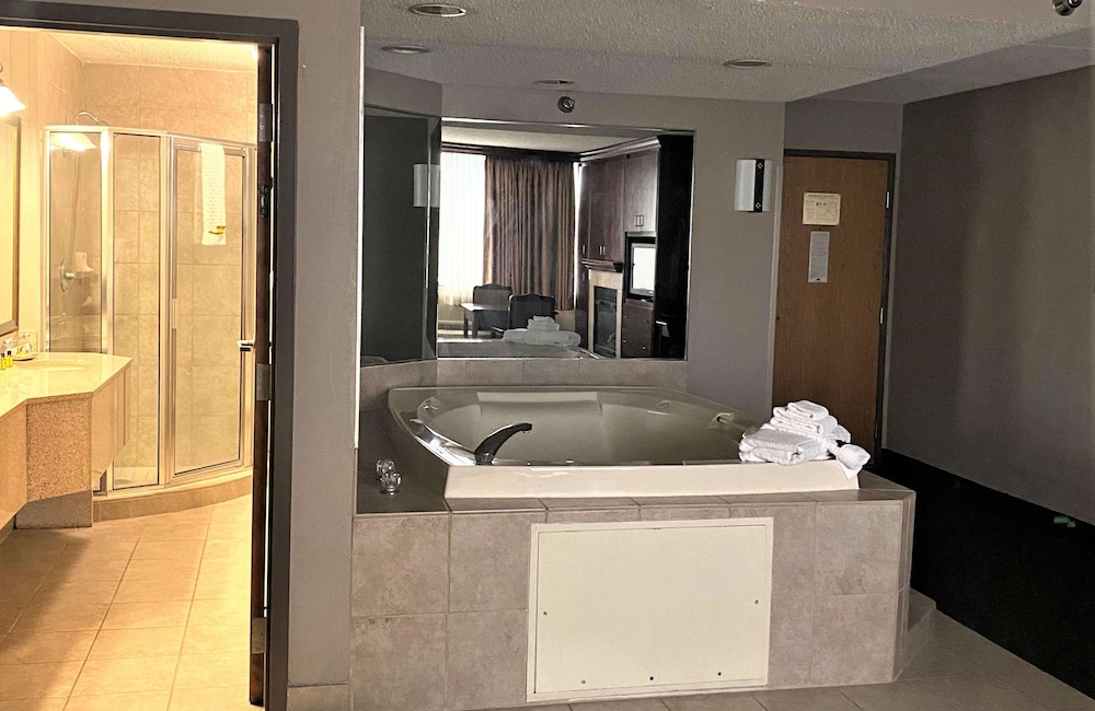 Suite, 1 King Bed, Non Smoking, Jetted Tub - Photo 4