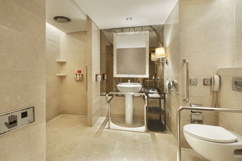 Standard Room, 2 Twin Beds, Accessible - Photo 5