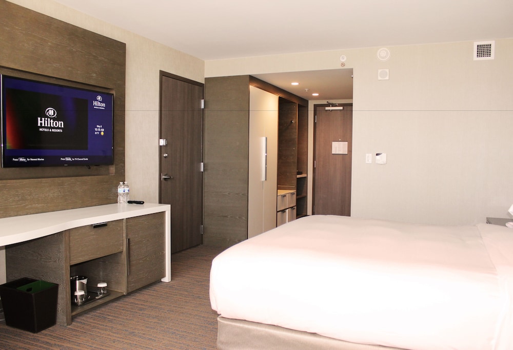 Room, 1 King Bed, City View, Corner (Access Bathtub) photo 2