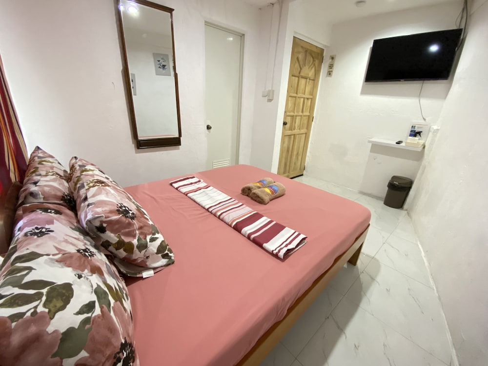Standard Room, 1 Queen Bed, Accessible, Private Bathroom photo 3