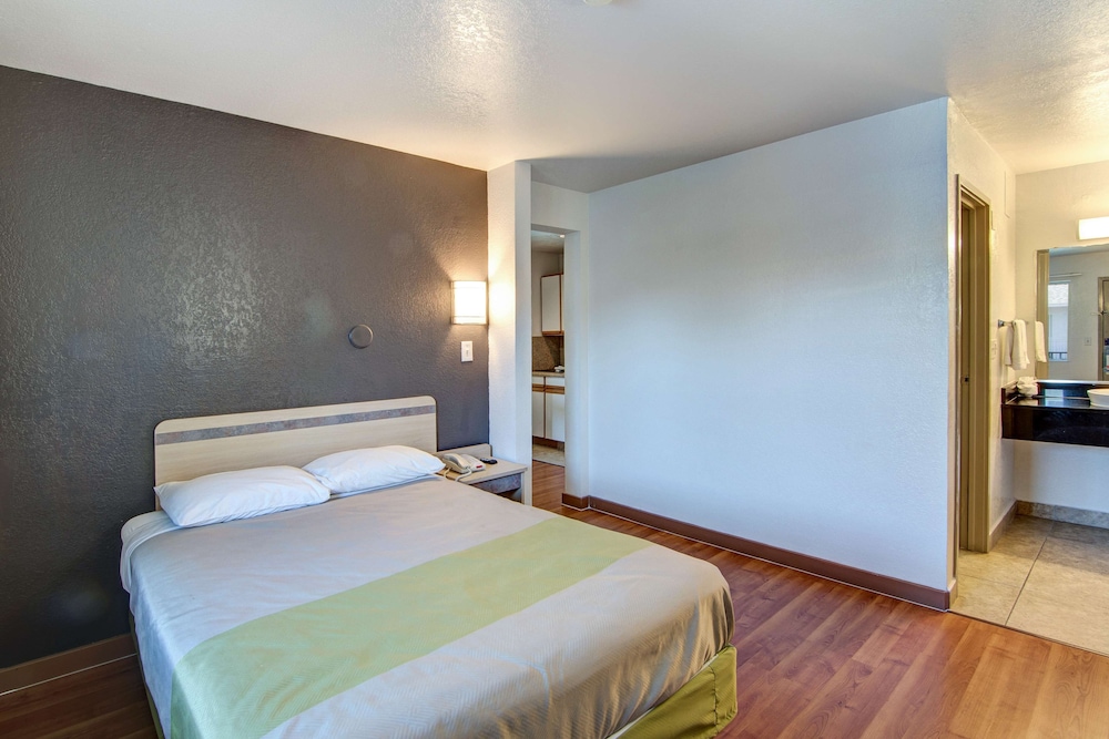 Deluxe Room, 1 Double Bed, Accessible, Non Smoking photo 3