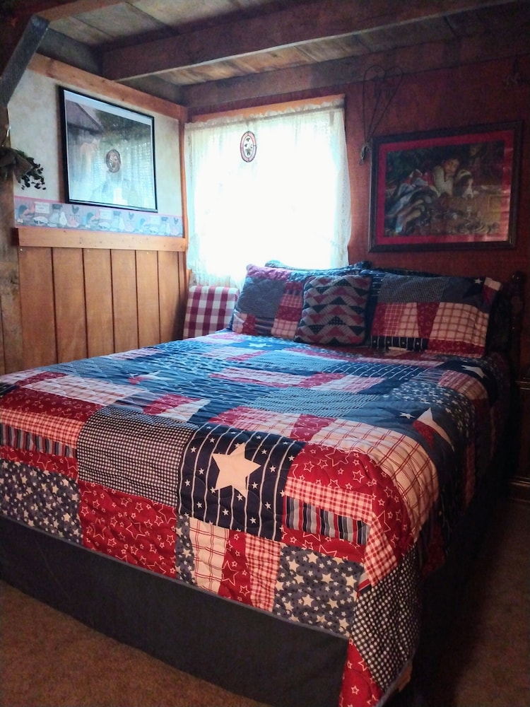 Basic Room (The Roosting Place With Shared Bath) photo 1
