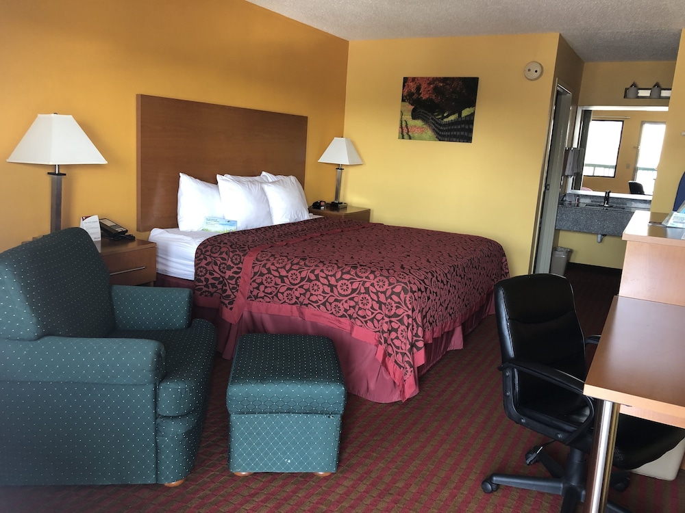 Standard Room, 1 King Bed, Smoking - Photo 2
