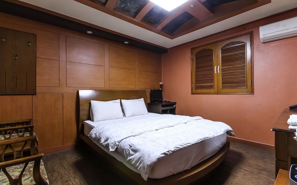 Room (Semi-Deluxe)