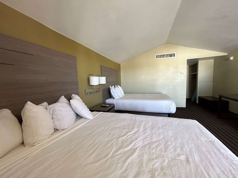 Room, 2 Queen Beds - Photo 4