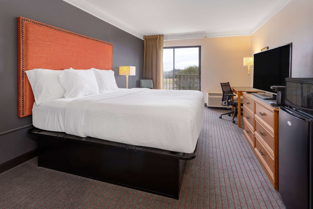 Executive Room, 1 King Bed, Accessible, Non Smoking (Mobility, Bathtub w/Grab Bars) - Photo 1