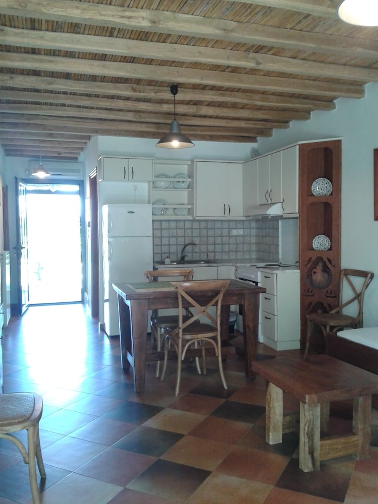 House, 2 Bedrooms photo 2