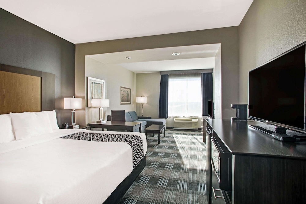 Deluxe Room, 1 King Bed, Non Smoking photo 3