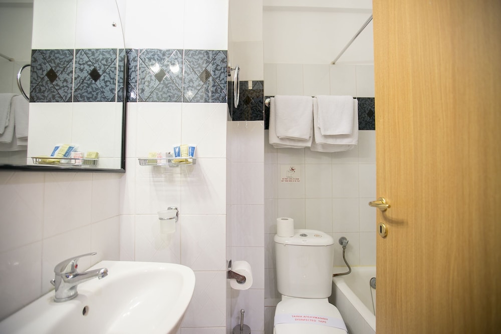 Standard Double or Twin Room, 1 Double or 2 Twin Beds photo 2
