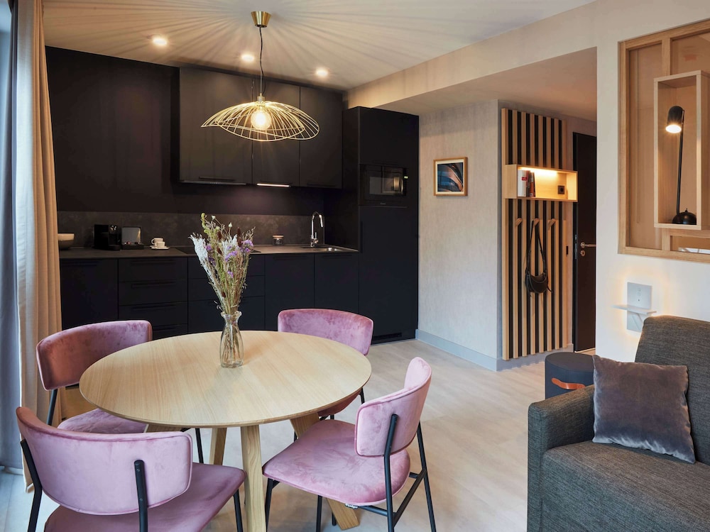 One bedroom apartment with twin beds