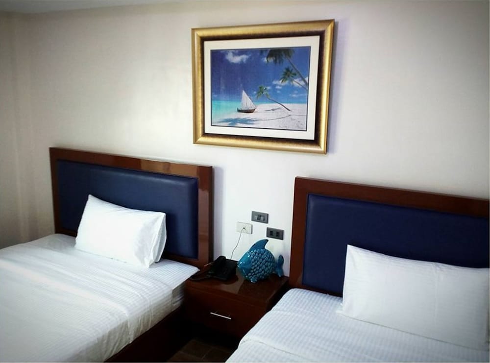 Deluxe Room, 2 Queen Beds, Non Smoking, Pool Access photo 3