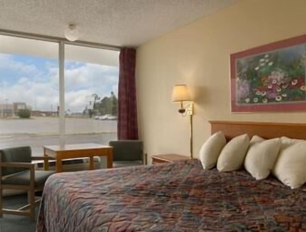 Room, 1 King Bed, Refrigerator & Microwave photo 2