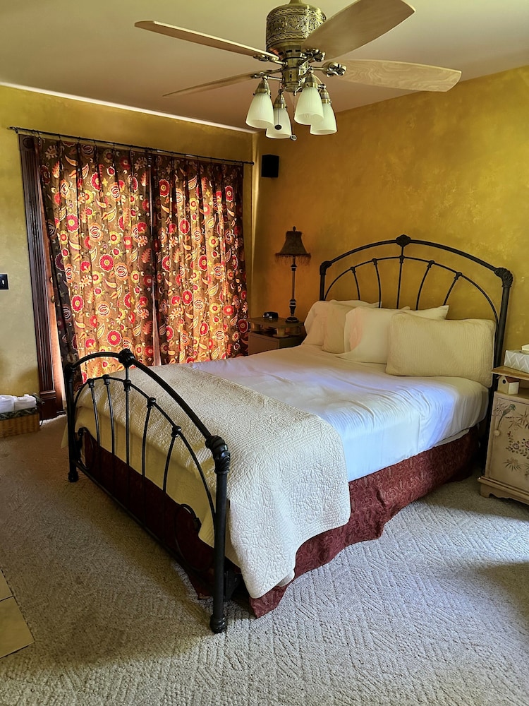 Deluxe Cottage, 1 Queen Bed, Non Smoking (Woodside View) photo 3