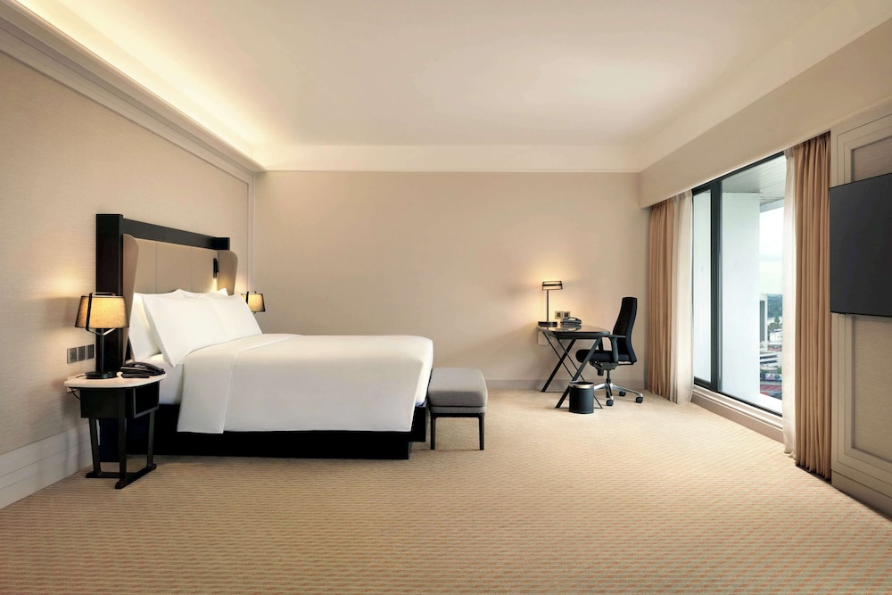 King Deluxe Family Room - Photo 2
