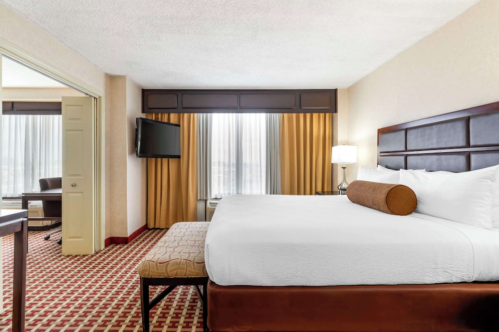 Suite, 1 King Bed, Non Smoking - Photo 3