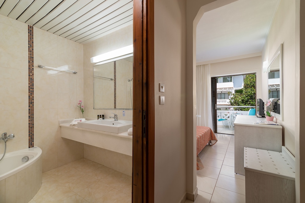 Basic Double or Twin Room photo 3