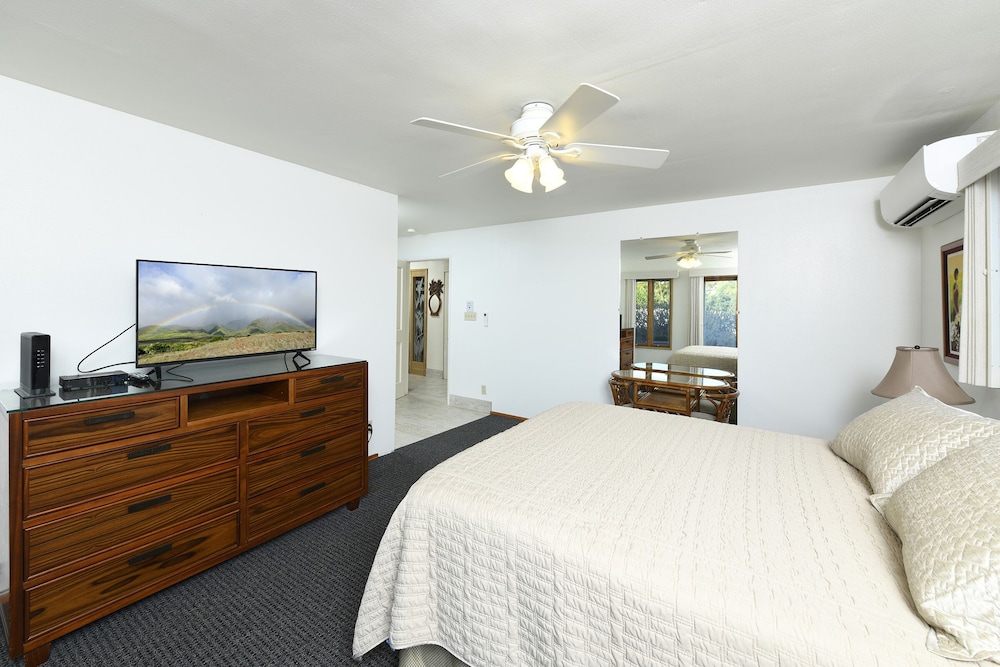 Deluxe Room, 1 Queen Bed, Garden View (Not a Cottage)
