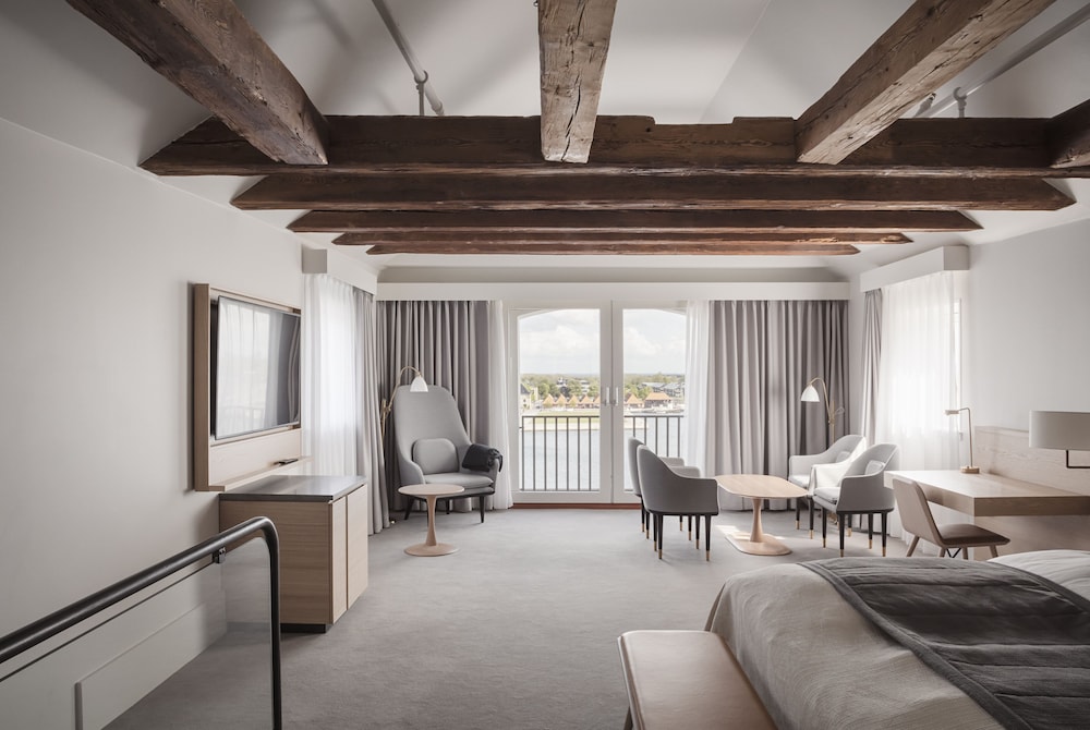 Suite, Tower (Waterfront View)