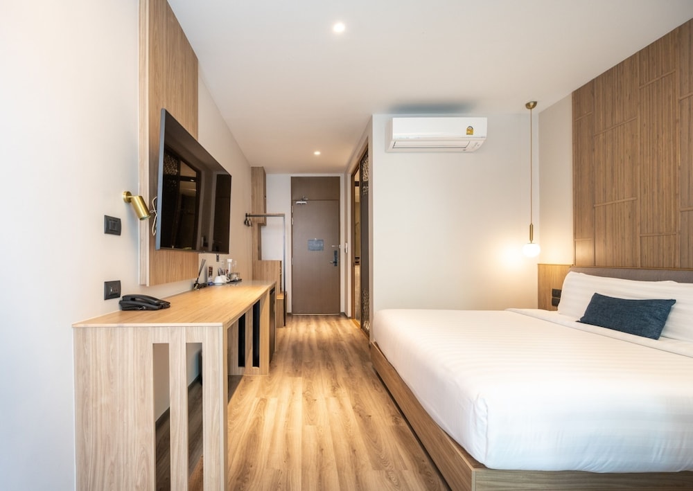Deluxe Double Room, Pool Access photo 3