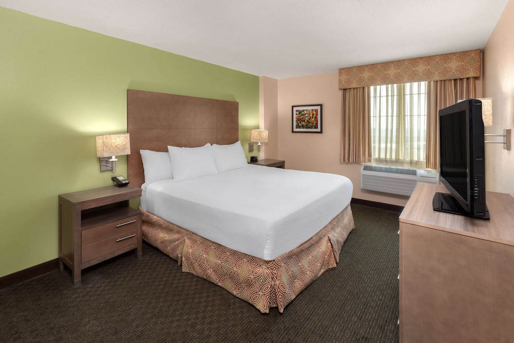 Suite, 1 King Bed, Non Smoking - Photo 4