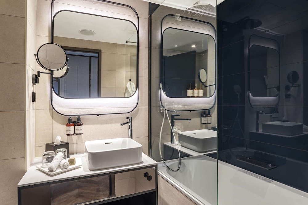 Junior Suite (Skyline View (Extra Bed 2 Ad + 1 Ch))